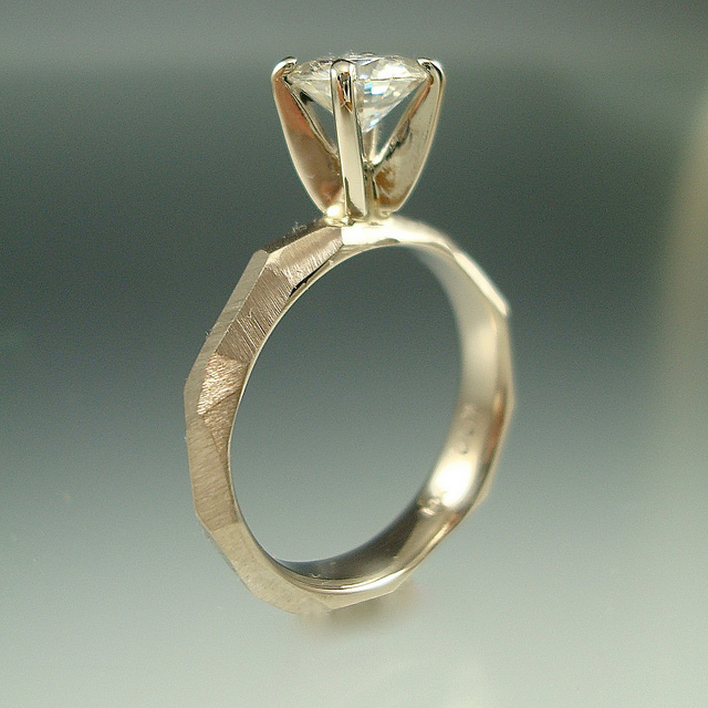 Gyémántal díszített fehérarany eljegyzési gyűrűk