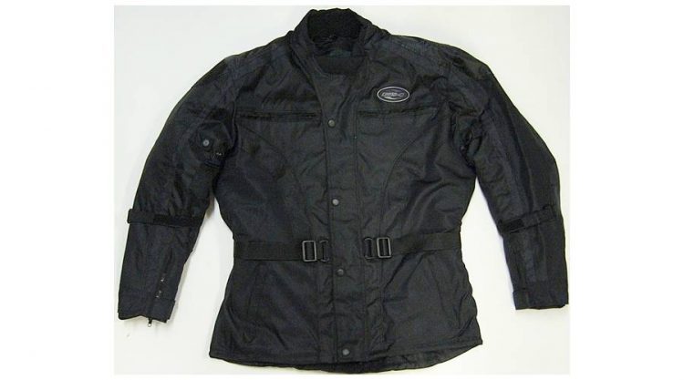 A száguldás biztonságos a motoros textil kabátban